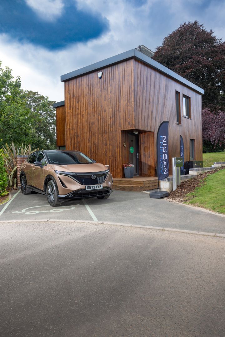 Nissan Energy-vlag en Nissan Ariya geparkeerd naast Nissan Energy House in Nottingham