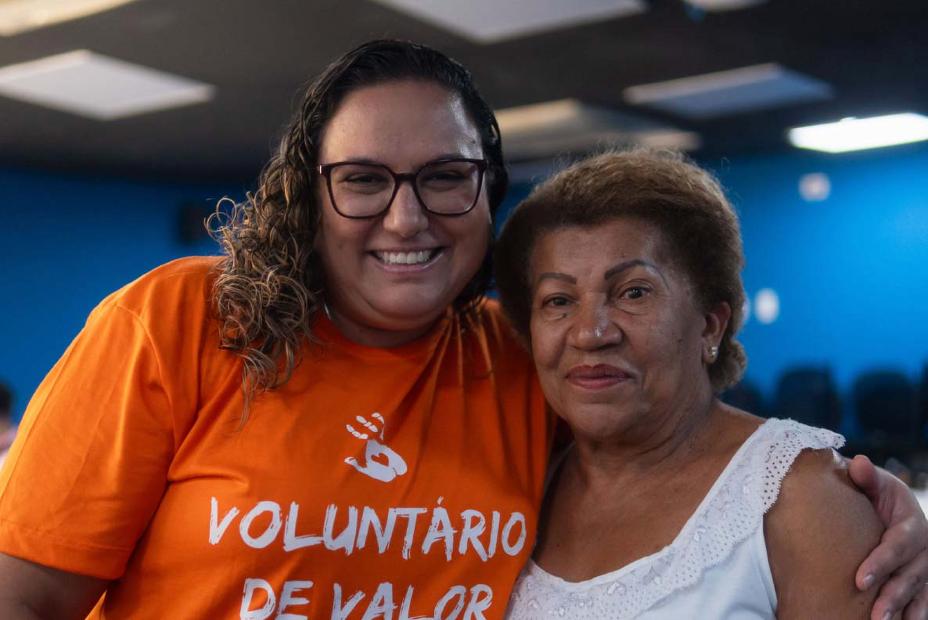 Duas mulheres sorrindo e olhando para a câmera