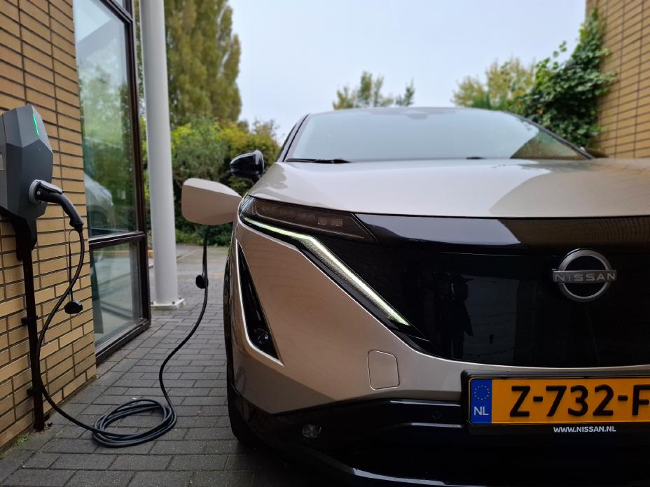 Nissan ARIYA aan oplader naast woning