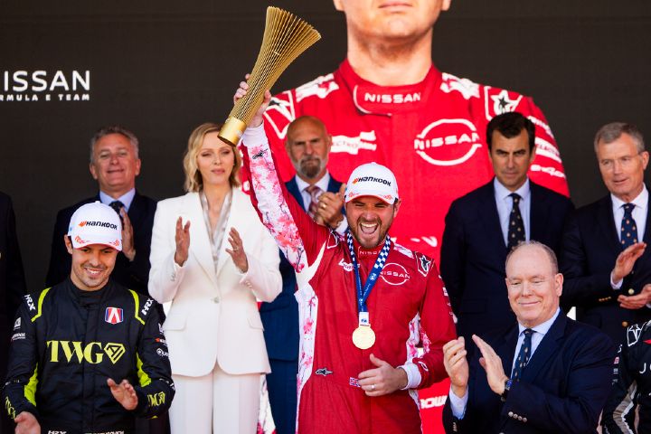 Oliver Rowland celebra la victoria en Mónaco con el equipo Nissan Fórmula en la décima ronda del Campeonato Mundial ABB FIA Formula E 2025/26