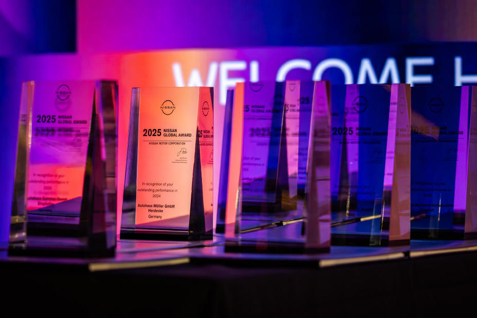Trophäensammlung der Nissan Global Awards bei stimmungsvoller Beleuchtung
