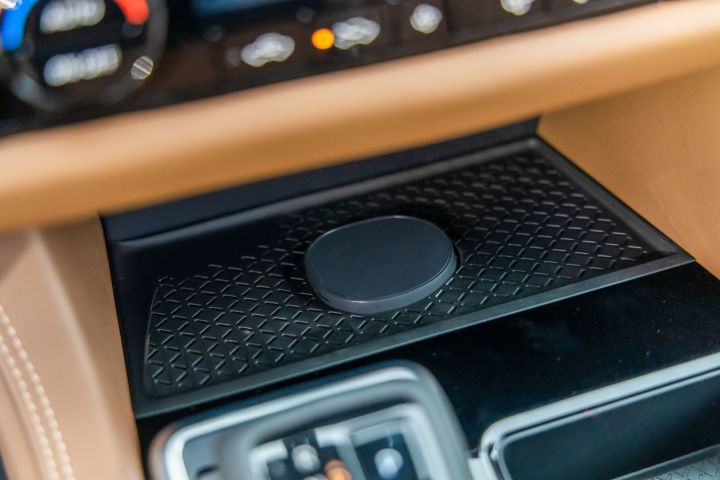 Cargador inalámbrico de Nissan integrado en el vehículo, diseñado para cargar teléfonos móviles sin cables.