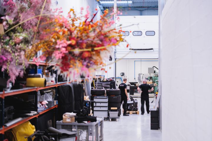 Große Blumenarrangements im Nissan Formel E Headquarter