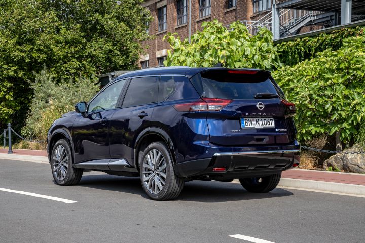 Statische 3/4 Heckansicht eines dunkelblauen Nissan X‑Trail