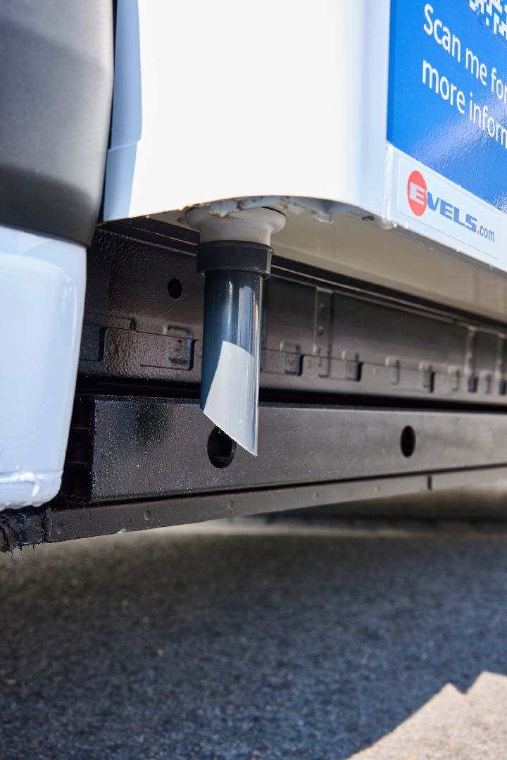 Hochformatige Detailaufnahme des Wasserablaufs außen am Nissan Interstar-e mit Bäckereikoffer