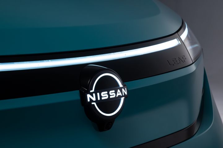 Détail de l'avant de la nouvelle Nissan LEAF avec le logo Nissan éclairé, un sigle LEAF et la rampe d'éclairage sur toute la face avant