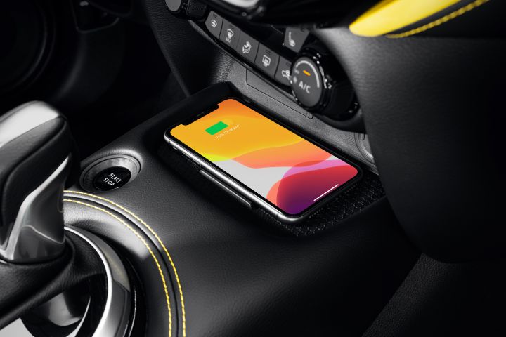 Innenraum des Nissan Juke, Mittelkonsole mit Smartphone in Ladeschale