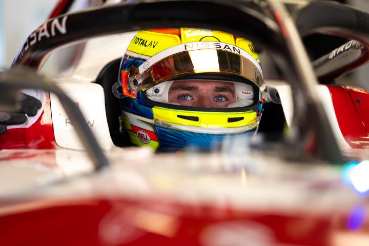 Oliver Rowland sitzt mit seinem gelben Helm und hochgeklapptem Visier im Auto mit der Startnummer 1.