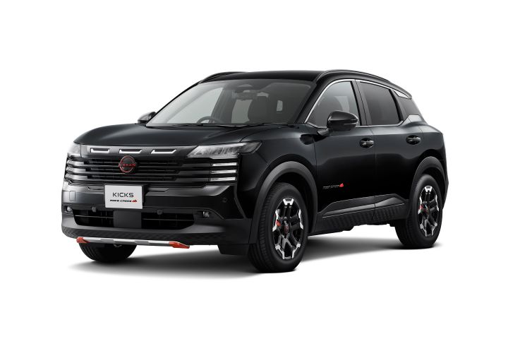 スーパーブラックのボディカラーを採用したキックス「ROCK CREEK」。車両は右向きのフロント3/4アングルで配置され、ブラックのフロントグリルやフェンダーアーチ、ドアミラー、ルーフレールが力強いSUVらしさを演出している。背景は明るいライトグレーの無地スタジオバックグラウンド。