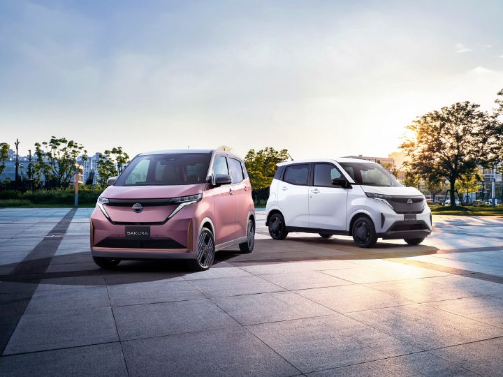 レア NISSAN 電動車 ピンク グリーン ロボット型 ストラップ 2個セット