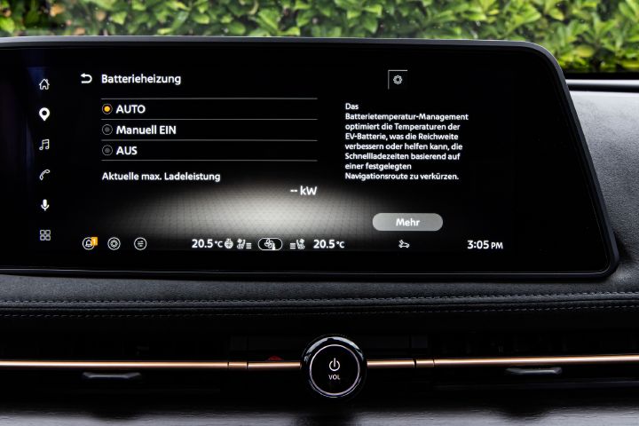 Innenraum des Nissan Ariya mit Detailansicht auf den Infotainmentbildschirm, der das Menü der Batterieheizung anzeigt