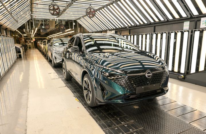 Mehrere fertige Nissan Qashqai in verschiedenen Farben auf der Produktionslinie des Nissan Werks in Sunderland