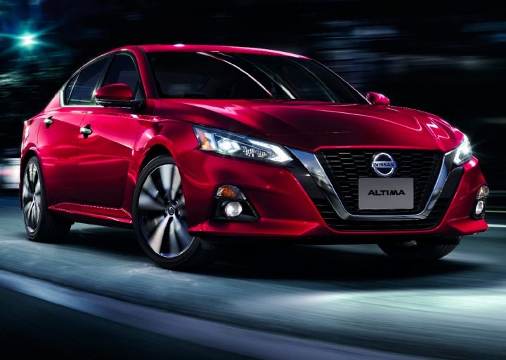 Una representación artística de un Nissan Altima rojo.