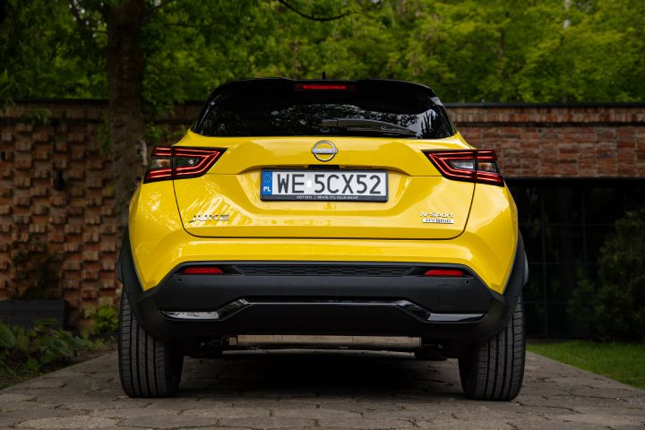 Żółty Nissan Juke stojący tyłem przed budynkiem