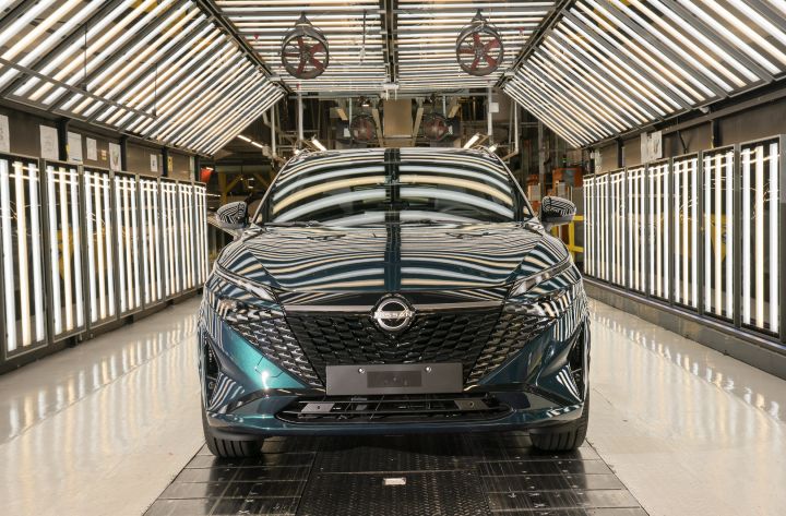 Frontansicht des neuen Nissan Qashqai in Dunkelgrün auf der Produktionslinie des Nissan Werks in Sunderland
