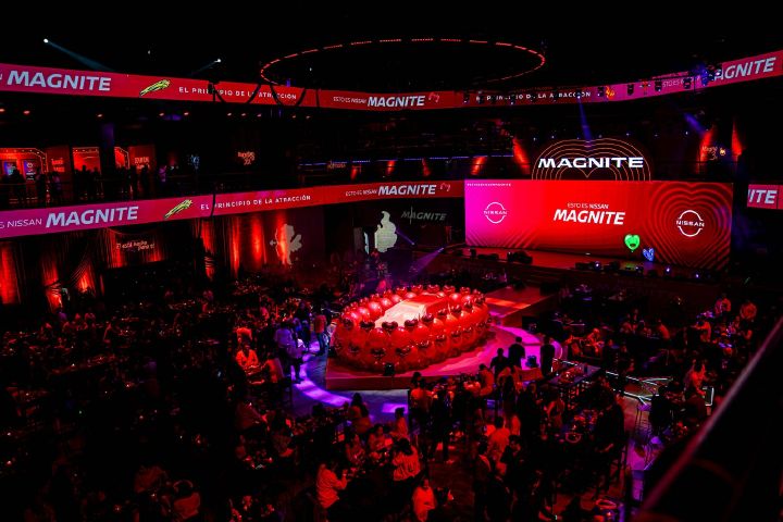 Evento de debelación de Nissan Magnite, escenario rojo con corazones.