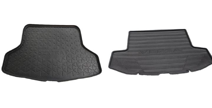 Modelos de tapete para porta-malas na cor preta com as logos dos modelos Nissan Versa e Sentra