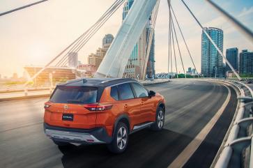 Nissan X-Trail 2023 llega en cuatro grados en su versión a gasolina: Advance 2 Filas, Exclusive 2 y 3 Filas, Platinum 2 y 3 Filas, y Platinum Plus 2 Filas.