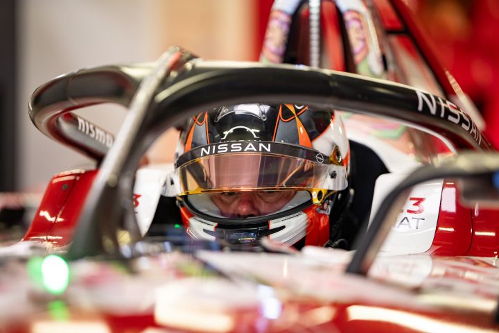 Norman Nato in seinem Auto in der Garage