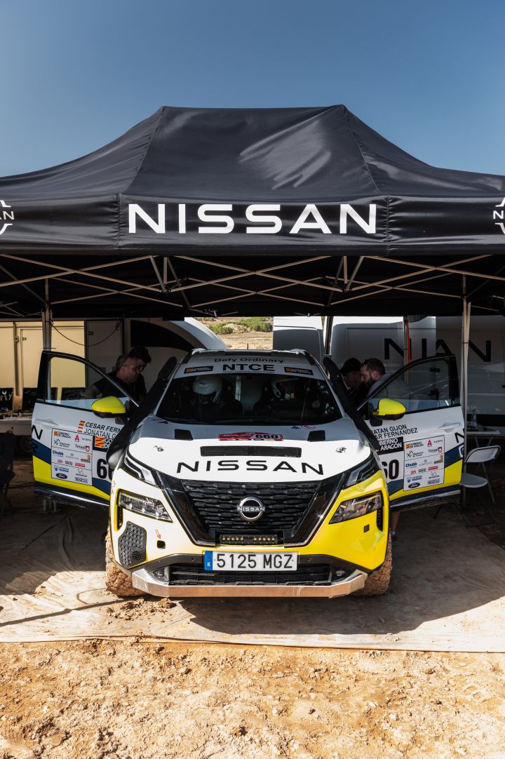 Nissan Ingenieure arbeiten in einem Nissan Pavillon am Nissan X‑Trail Rennwagens während der Baja Aragon Rallye 2024