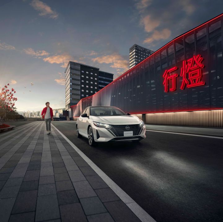 El Nuevo Nissan Sentra al lado de unas letras japonesas en la calle