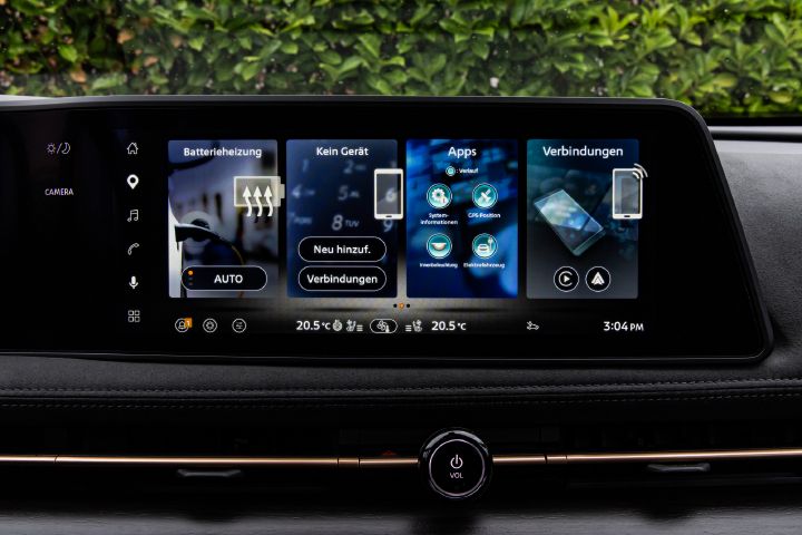 Innenraum des Nissan Ariya mit Detailansicht auf den Infotainmentbildschirm, der das Startseiten-Menü anzeigt