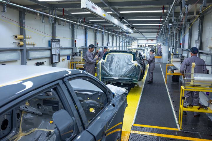Arbeiten in der Lackierkabine für Nissan Qashqai in Zweifarb-Lackierung im Nissan Werk Sunderland