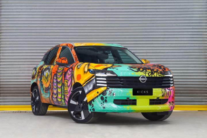 Nissan Kicks grafitado pelo artista Tico Canato estacionado em uma garagem na posição ¾ de frente virado para a esquerda