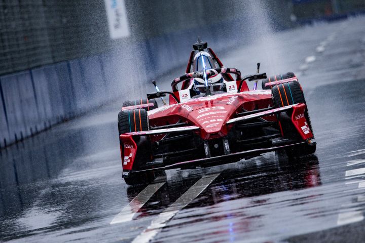 Frontale Fahraufnahme von Oliver Rowland im Auto mit der Nummer 23 auf der Rennstrecke, hinter dem Auto ist Sprühnebel aufgrund der nassen Wetterbedingungen zu sehen.