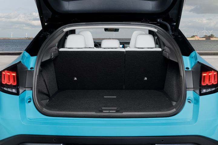 Blick durch die geöffnete Heckklappe in den Kofferraum des neuen Nissan LEAF