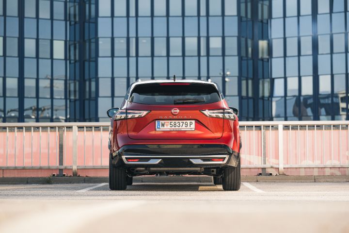 Heckansicht eines parkenden Nissan Qashqai in Fuji Sunset Red