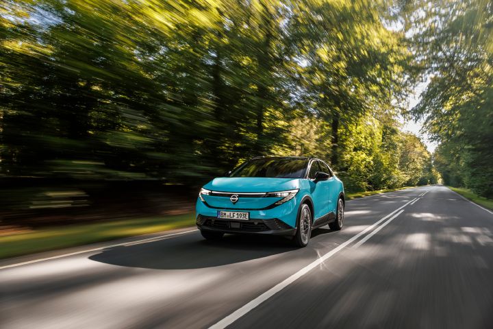 Photo dynamique ¾ avant d’une Nissan LEAF bleu Aoba
