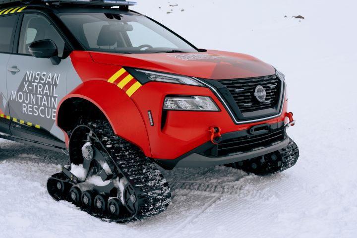 Front side view of Nissan X‑Trail Mountain Rescue