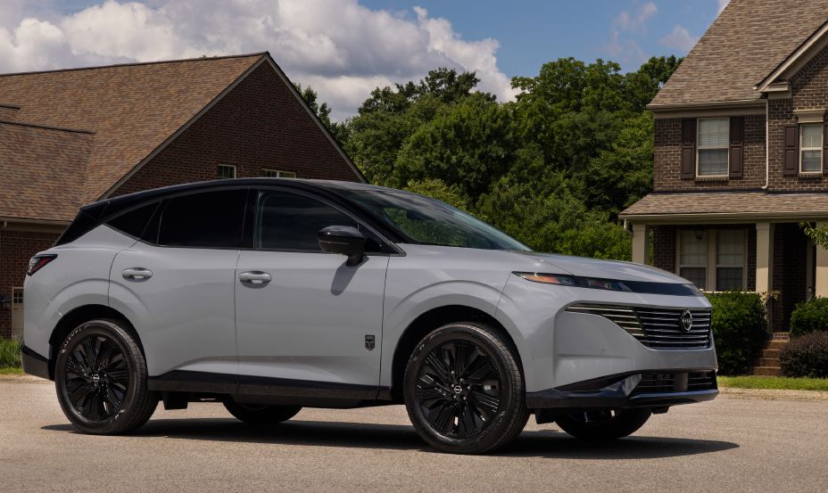 Front right 3/4 view of the 2027 Nissan Murano Dark Armor parked in front of a house.