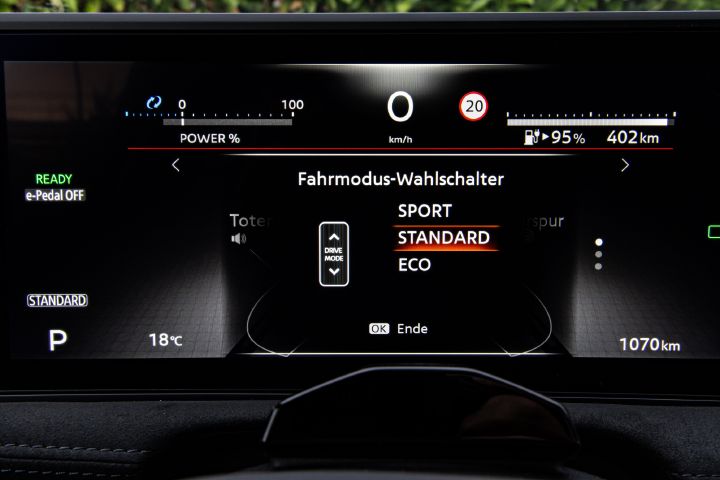 Innenraum des Nissan Ariya mit Detailansicht auf das Fahrerinformationsdisplay, der die Auswahl des Fahrmodus anzeigt