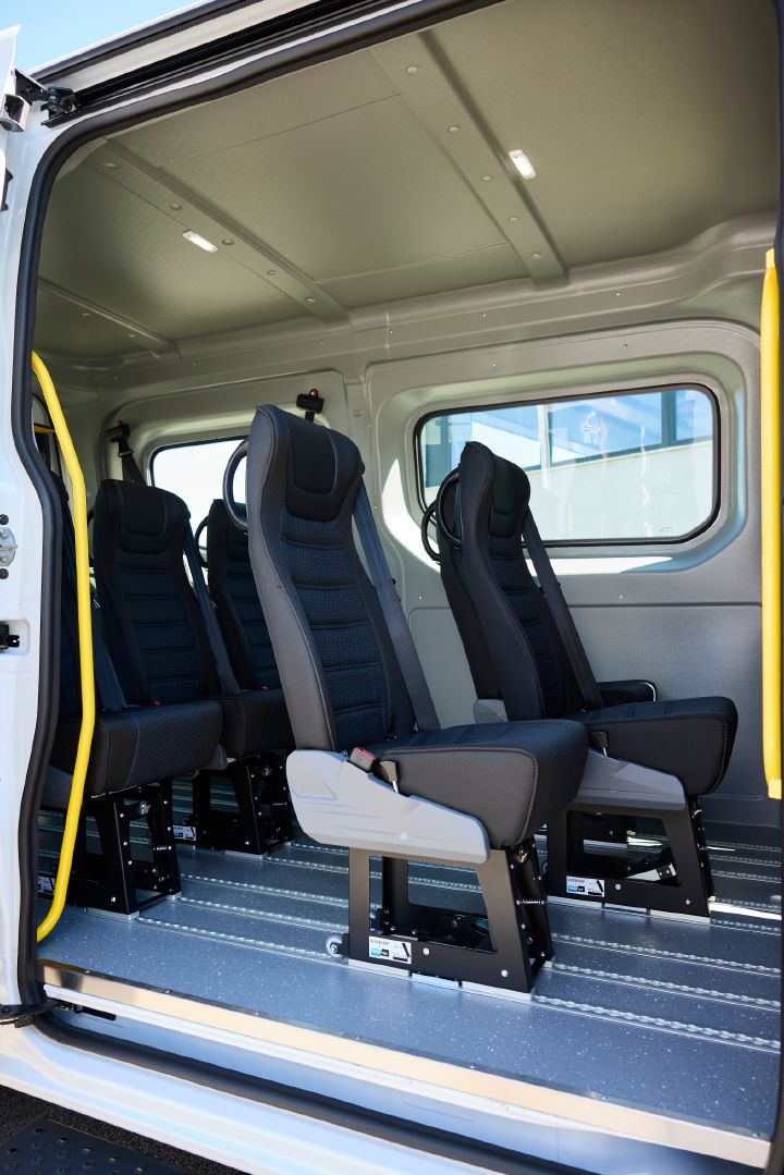 Blick durch die geöffnete Seitentür auf sechs verschiebbare und herausnehmbare Einzelsitze im Innenraum eines Nissan Interstar-e mit MobiTEC Ausbau