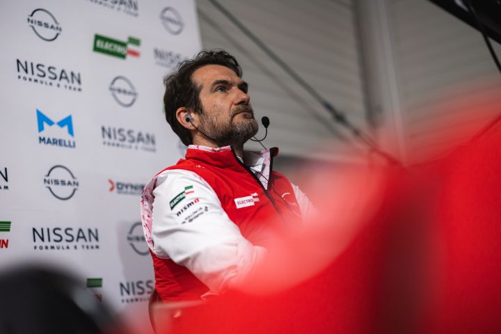 Nissan Teamchef Tommaso Volpe verfolgt das Geschehen beim Berlin E-Prix.