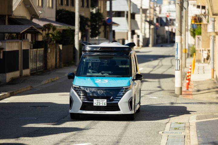 神戸・灘五郷エリアをテスト走行する、日産セレナを白と青でラッピングした自動運転テストカー