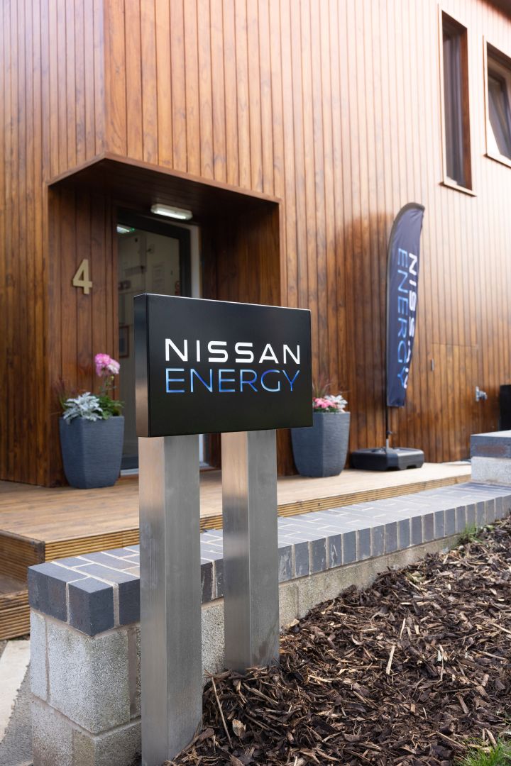 Nissan Energy-bord naast het Nissan Energy House in Nottingham