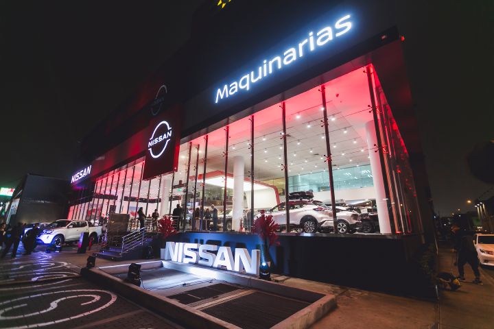 Fachada de concesionario Nissan Maquinarias