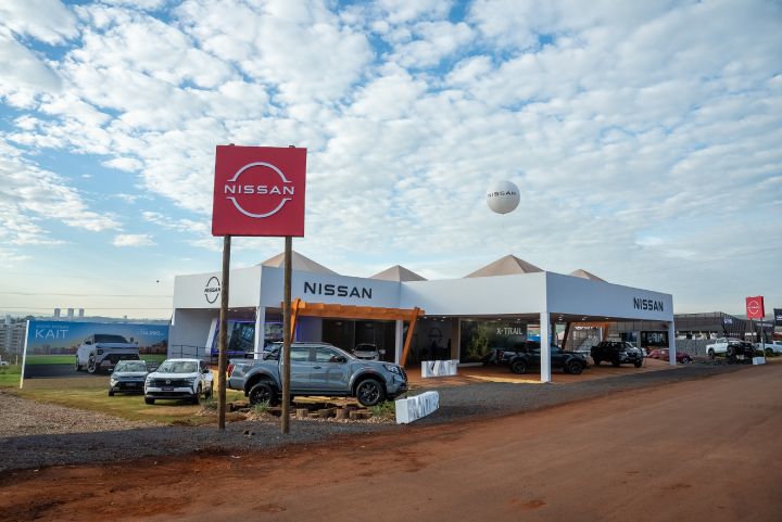 Vista frontal do estande da Nissan na Agrishow