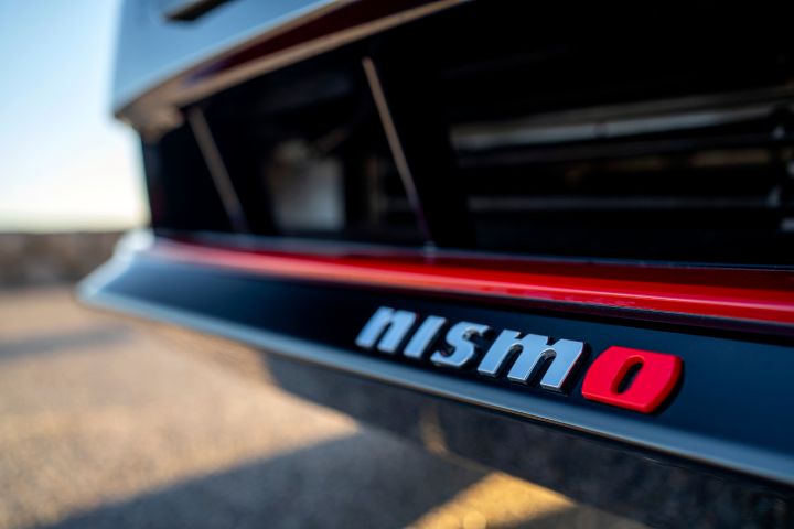 Gros plan sur le logo Nismo situé sur la lame avant du nouvel Ariya Nismo