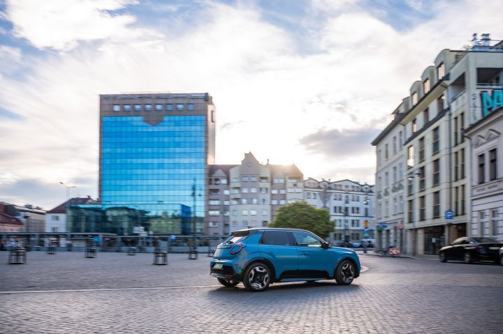 Nowy elektryczny Nissan Micra – ujęcie dynamiczne