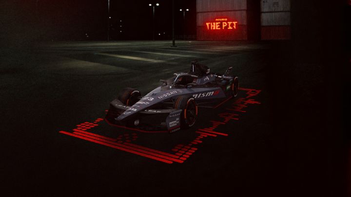 Front- und Seitenansicht des Nissan e‑4ORCE 05 mit der Startnummer 23 in der einzigartigen, einmaligen NISMO-Lackierung, im Hintergrund ist das „The NISMO Pit“-Logo zu sehen.