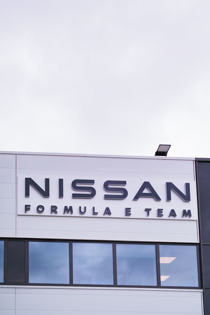 Nahaufnahme der Fassade des Nissan Formel E Headquarter