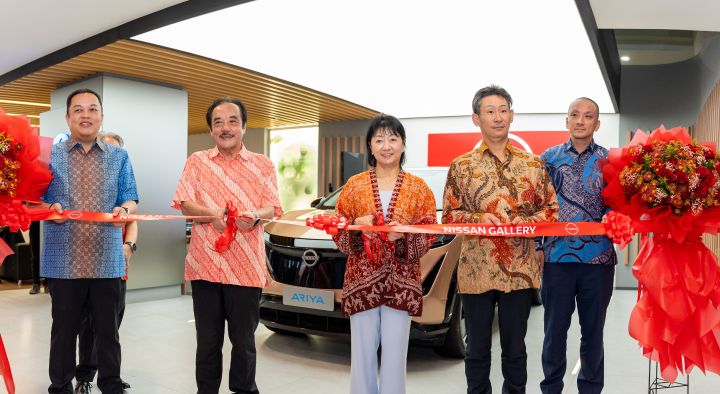 Nissan executives and NMDI executives did the ribbon cutting to open the Nissan Gallery