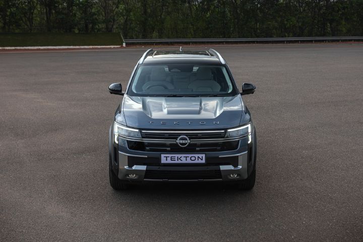 Elevated front view of the Nissan Tekton showcasing the panoramic roof, bonnet contours and front lighting.