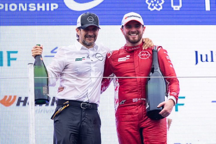 Dyrektor zarządzający i szef zespołu Nissan Formula E, Tommaso Volpe, oraz Oliver Rowland razem na podium po zwycięstwie Brytyjczyka w Tokio.