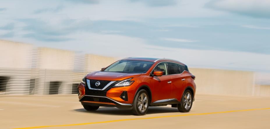 Un Nissan Murano 2020 roulant sur une route.