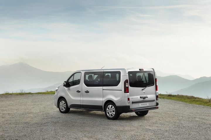 Nissan Primastar vista de lado com montanhas de fundo